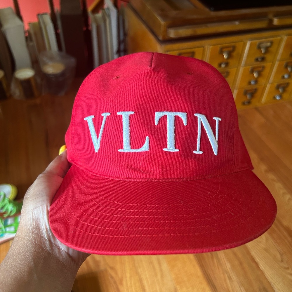 Valentino Garvani baseball cap
